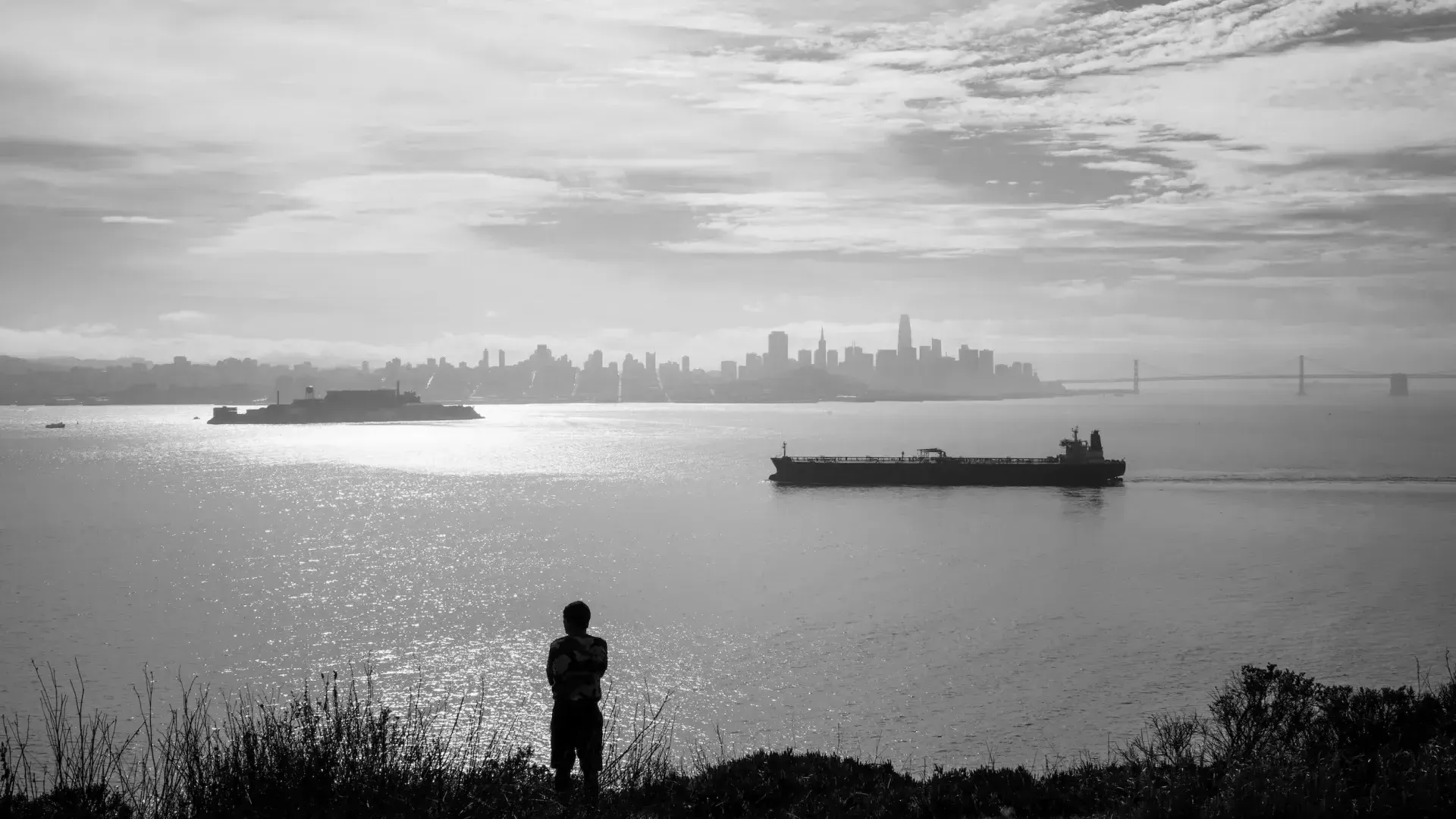 Un visiteur profite de la vue dégagée depuis Angel Island