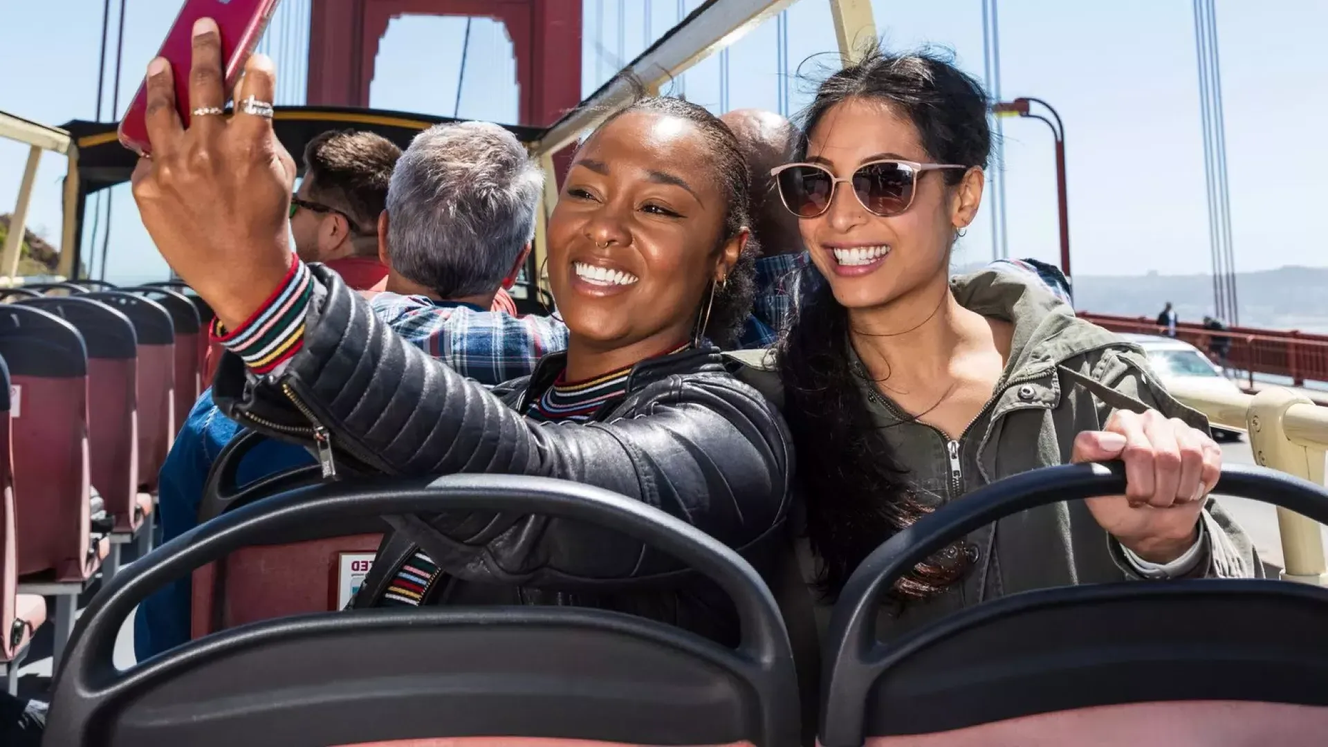 Des amis prennent des selfies sur le Golden Gate Bridge