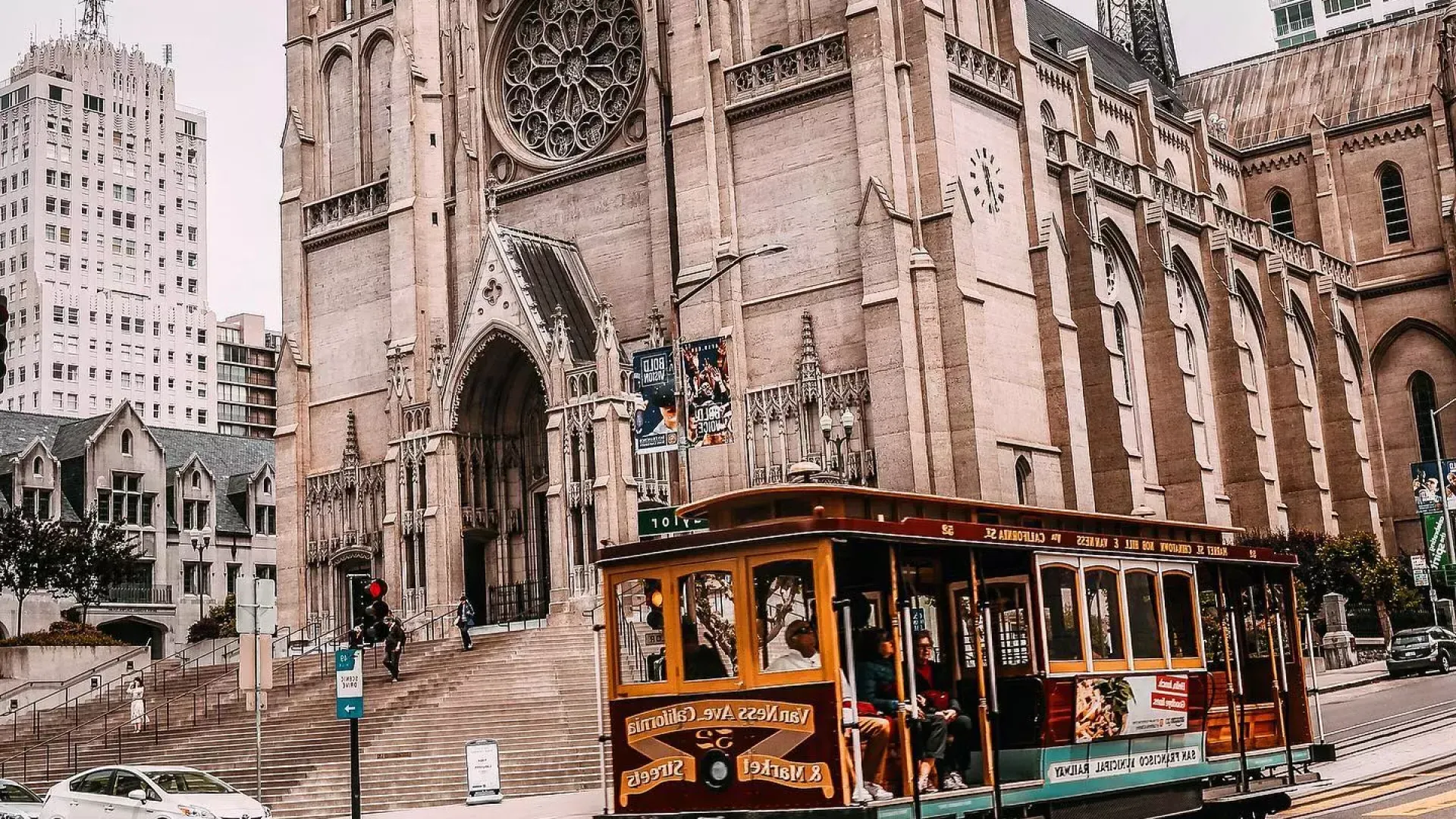 Cable Car passant par la cathédrale Grace