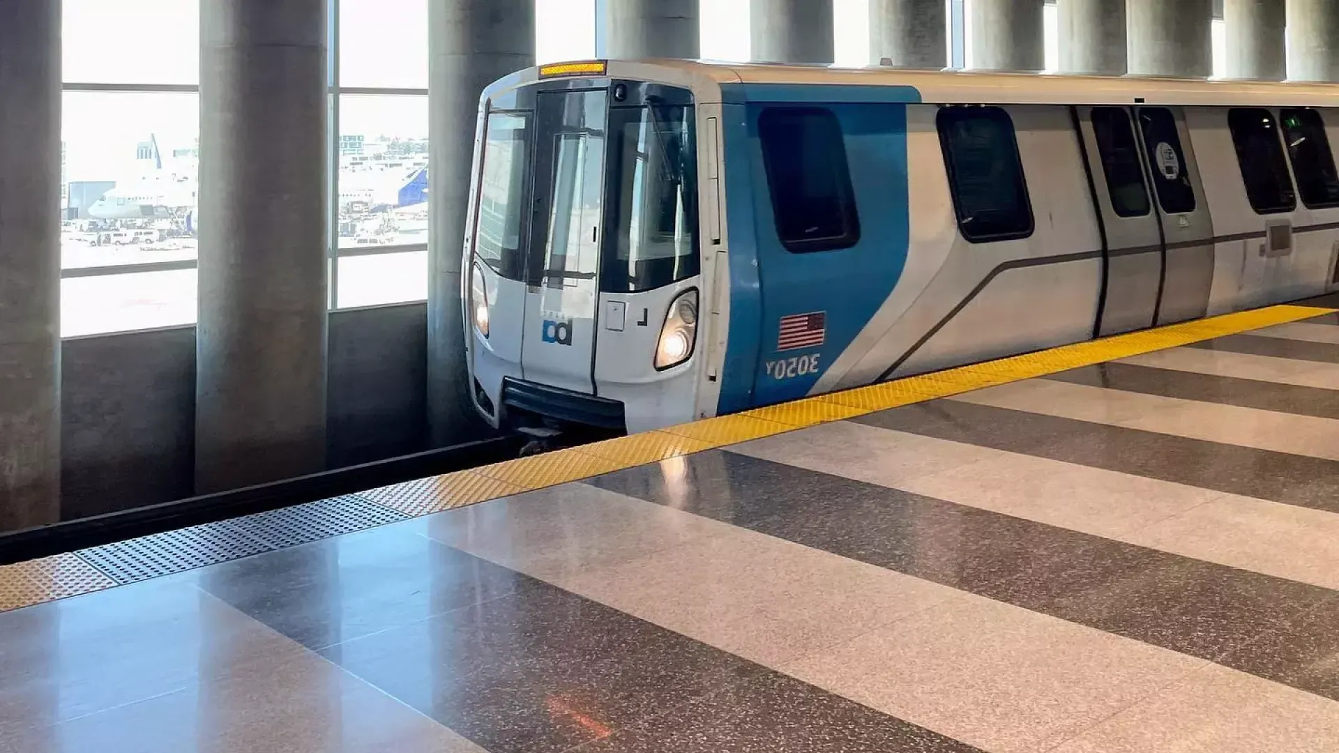 Um trem BART espera por passageiros na estação.