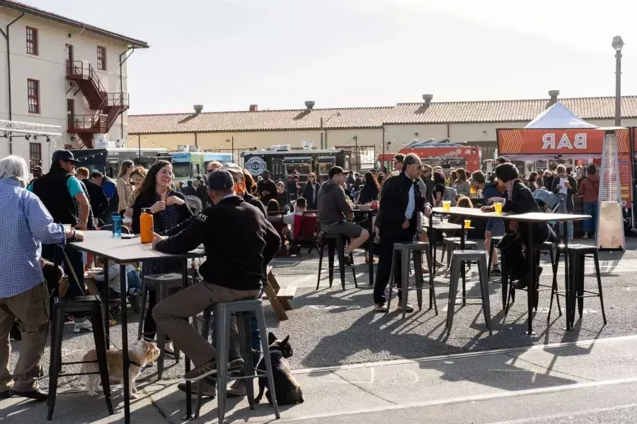 Während „Off the Grid“ im Fort Mason Center versammelt sich eine Menschenmenge, um an Imbisswagen zu essen.