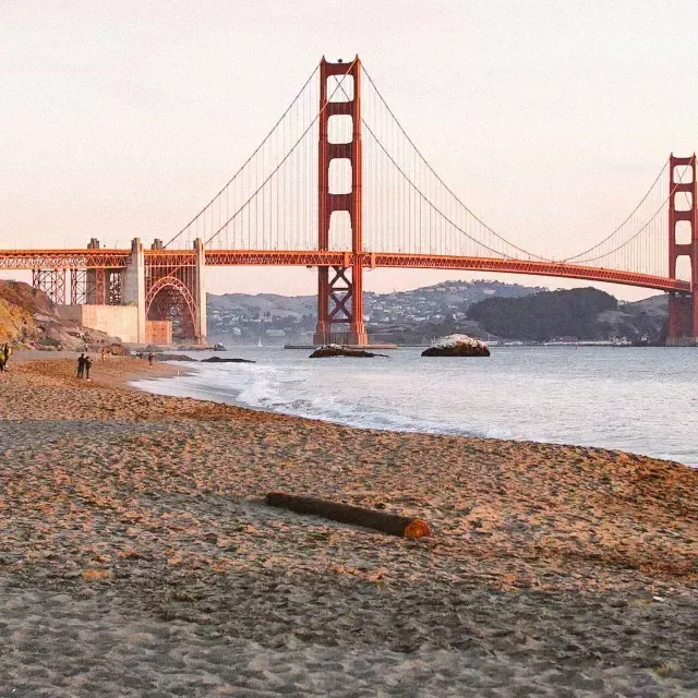 La Baker Beach di San Francisco è raffigurata con il Golden Gate Bridge sullo sfondo