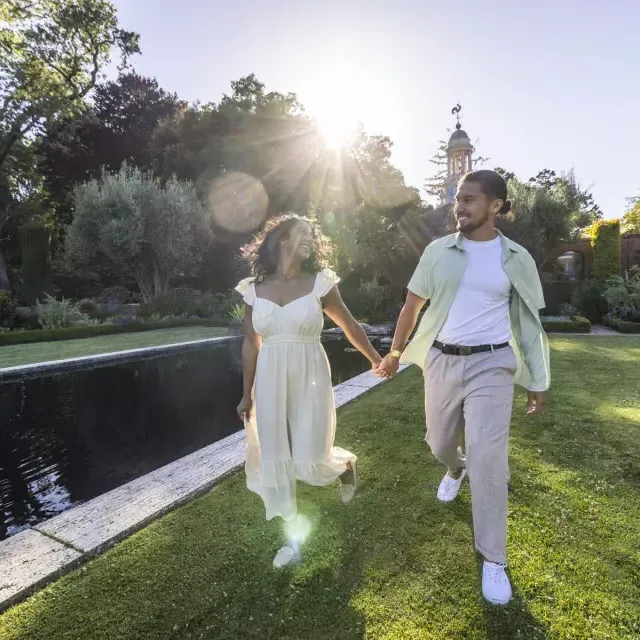 Les visiteurs se promènent dans les jardins de Filoli